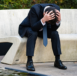 頭を抱えている男性