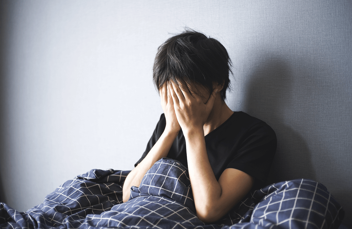 不安に陥っている男性